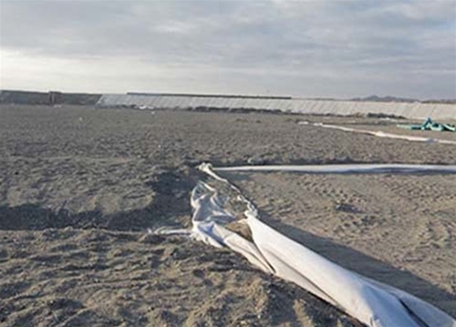 阿拉山口污水處理場攤鋪復合土工膜